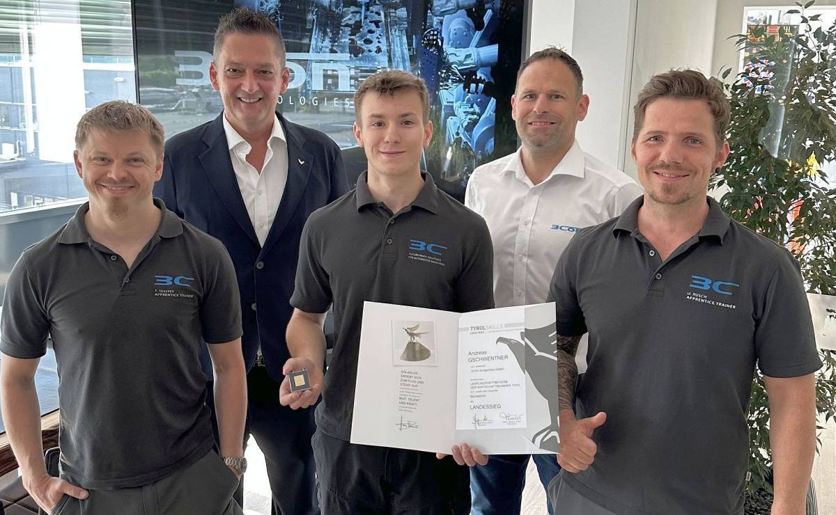 Mechatronik-Landessieger Andreas Gschwentner (Bildmitte) mit seinen Lehrlingsausbildern Thomas Taxerer (links) und Daniel Rusch (rechts), sowie 3CON CEO Ing. Hannes Auer (hinten links) und 3CON Prok. Georg Kapfinger (hinten rechts).