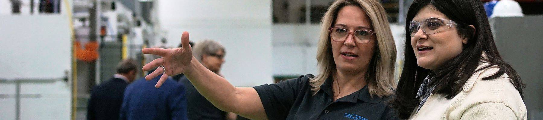 KONGRESSABGEORDNETE HALEY STEVENS ZU BESUCH BEI 3CON USA